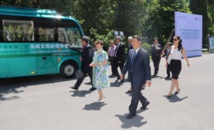 Déplacement d’Edouard Fritch en Chine : visite à l’APCAE et remise d’un bus électrique