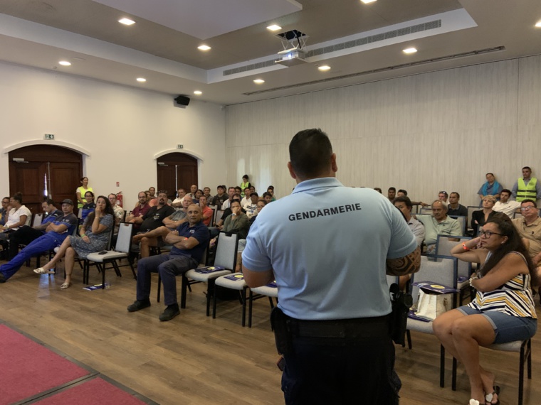 Un gendarme est venu spécialement à cette matinée pour faire une présentation de prévention routière aux participants. Crédit photo : Thibault Segalard.