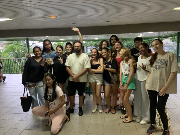 Felix Dhjan, au conservatoire, entouré des jeunes de la classe de théâtre du conservatoire de Polynésie. Crédit photo : Thibault Segalard.