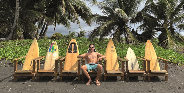 Clément Nouveau a eu l'idée de transformer de veilles planches de surf en chaise.