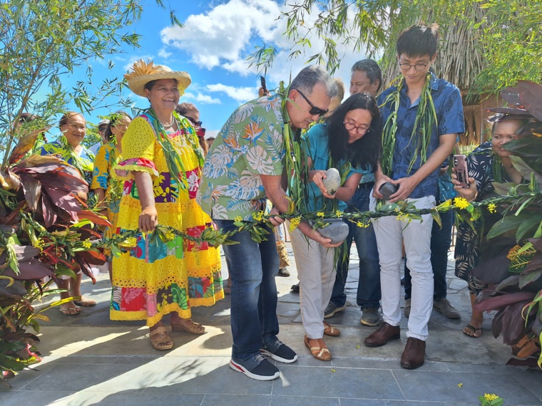 La représentante de l’État, Anna Nguyen, le ministre des Grands Travaux, Jordy Chan, son prédécesseur, René Temeharo, et la maire déléguée de Teahupo’o, Roniu Tupana-Poaereu, lors de l’inauguration.