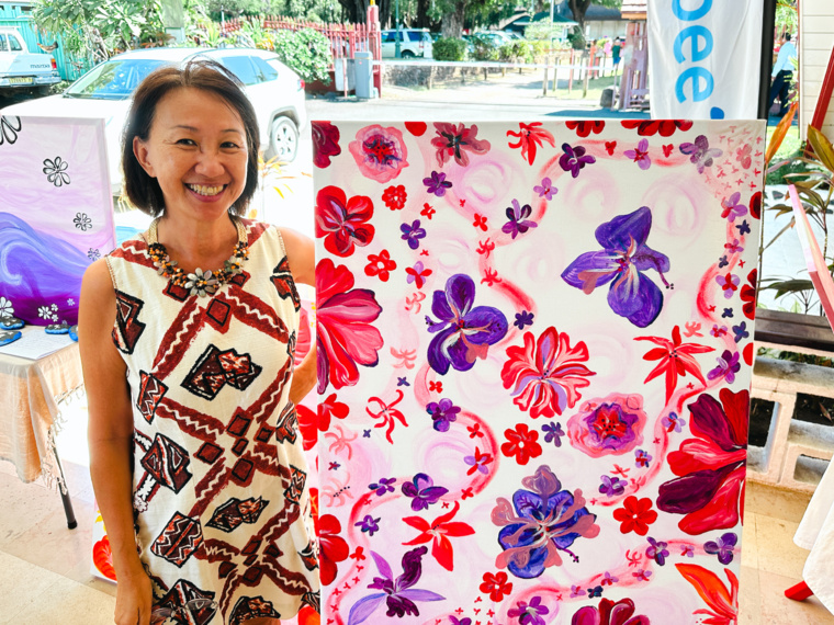 Thilda Tsu, peintre sur toile et galet, fière de participer à cette journée des talents.