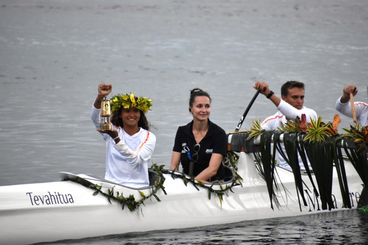Le départ du relais polynésien a été donné en ramant par Vahine Fierro et Kauli Vaast (Crédit : Anne-Charlotte Lehartel).