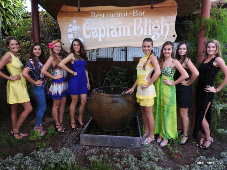 Les huit prétendantes au titre de Miss Popa'a 2015, dans leur ordre de passage, de gauche à droite.