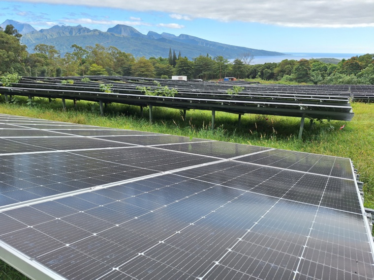 Sur la route du belvédère, Fare Gouwe totalise 5.488 panneaux solaires sur 3 hectares, avec un défi technique d’implantation sur une forte pente.