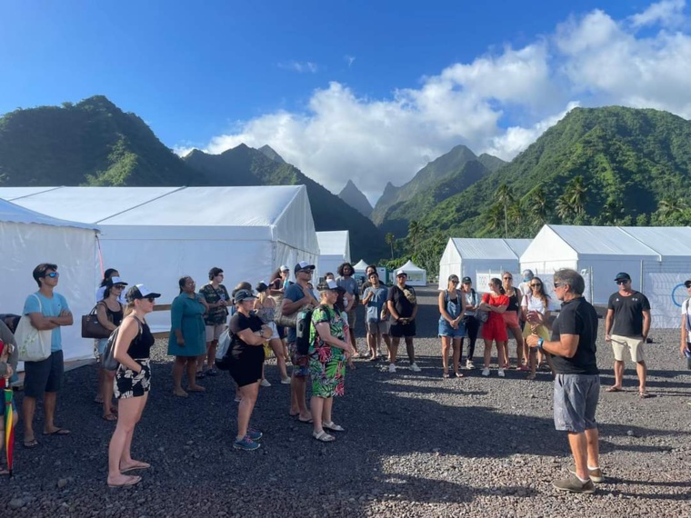 Les bénévoles au domaine Rose avec Pascal Luciani, membre de l’équipe Paris 2024 à Tahiti (Crédit : Facebook/Jeux Surf Tahiti).