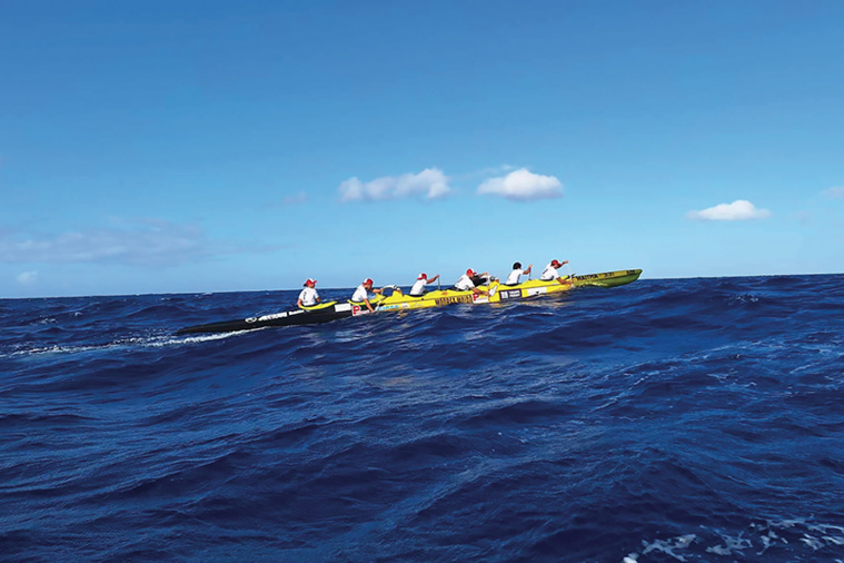 Les rameurs de Moorea rendent hommage à Maitha Moeino