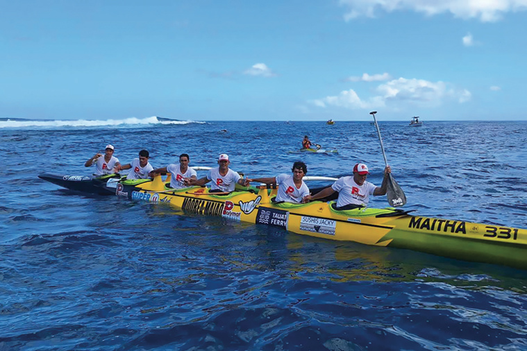 Les rameurs de Moorea rendent hommage à Maitha Moeino