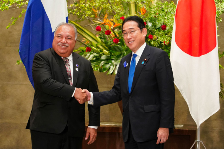 Le secrétaire général du Forum des îles du Pacifique, Baron Waqa (à gauche), qui se trouve au Japon pour participer à la 10e réunion des dirigeants des îles du Pacifique, est accueilli par le Premier ministre japonais, Fumio Kishida, avant leur entretien au bureau du Premier ministre à Tokyo, le 16 juillet 2024. KAZUHIRO NOGI / AFP