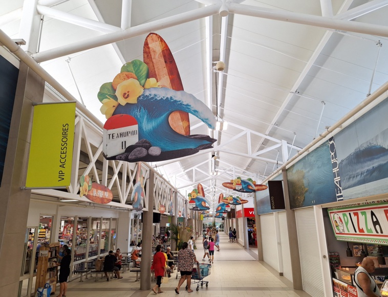 La galerie marchande d’un hypermarché décorée à l’approche des épreuves olympiques de surf à Teahupo’o (Crédit : Anne-Charlotte Lehartel).