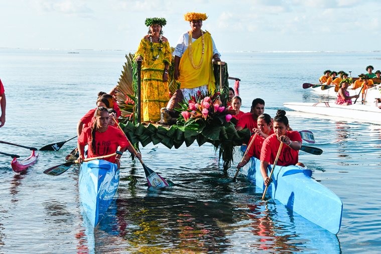 Les maires de Papara et de Teahupo'o sont arrivées en pirogue afin de lancer les festivités.