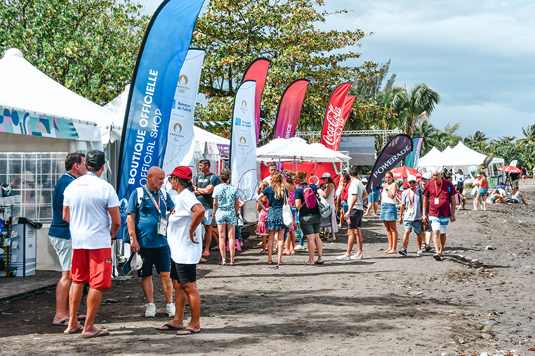 La fanzone du PK 0 est installée sur la plage. © Wendy Cowan