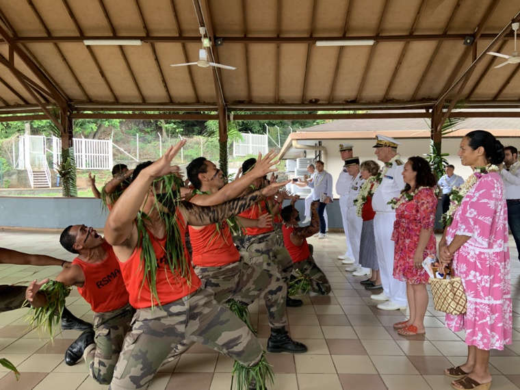 Lors de sa visite, Marie Guevenoux a pu assister à un haka organisé par les jeunes du régiment. Crédit photo : Thibault Segalard.