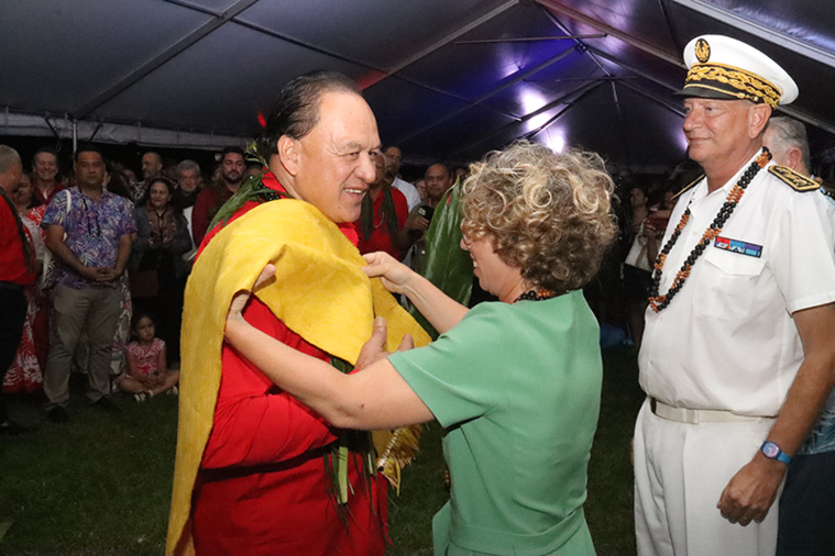 La ministre déléguée aux Outre-mer a offert une ceinture en tapa à chacun des six hakaiki. © haut-commissariat