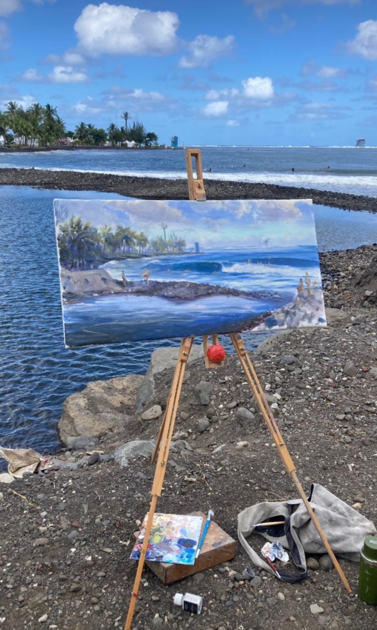 En marge des épreuves olympiques de surf, l’embouchure de la Fauoro a inspiré l’artiste (Crédit : Instagram / @christopherdews_).