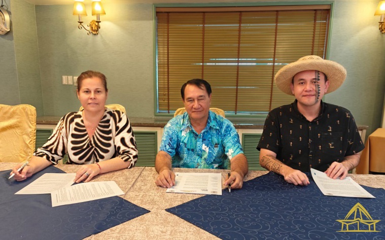 Tepuaraurii Teritahi (du groupe Tapura Huiraatira), Antony Géros (président de l'assemblée de la Polynésie française, et Steeve Chailloux (du groupe Tavini Huiraatira) crédit photo APF