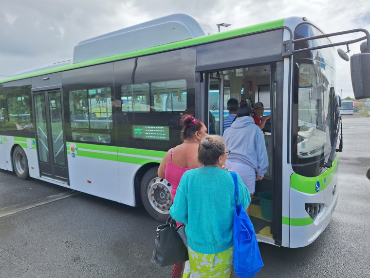 À la gare routière de Taravao, ce mercredi matin, les départs vers Papeete, Tautira et Teahupo’o s’échelonnent « comme d’habitude ».