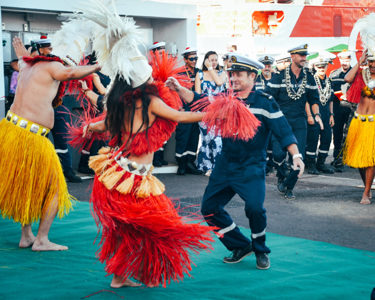 Dernier pas de danse avant de prendre la mer pour les officiers de l'Arago !