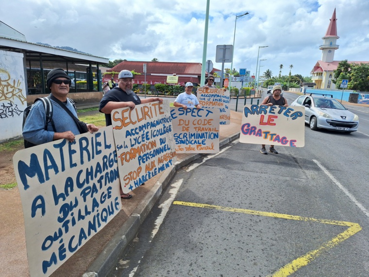 À Papara, les grévistes de TCCO ont affiché leurs revendications en bord de route (Crédit : Anne-Charlotte Lehartel).