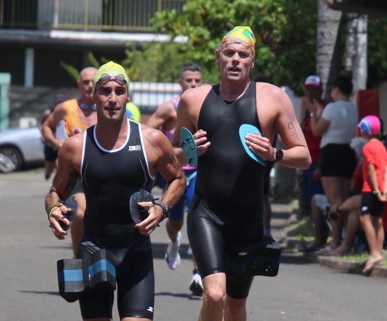 Matthieu Kruker (à G) et Antoine Estival (à D) ont remporté le premier swimrun organisé par Mararati.