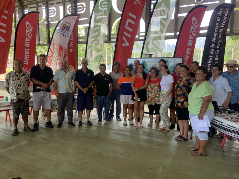 Les membres du comité organisateur de la Hawaiki Nui, de la Fédération tahitienne de va'a et les sponsors de la Hawaiki Nui Va'a Solo étaient réunis ce jeudi pour une conférence de presse. Crédit photo : Thibault Segalard.