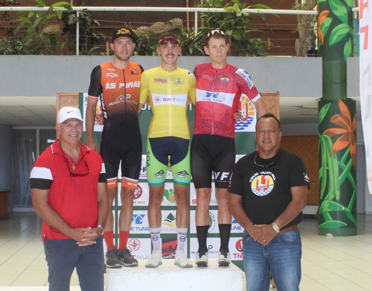 Le podium du classement général après la deuxième étape avec de G. à D. Taruia Krainer, Victor Bohal et Ryan Gorman. Au premier rang, Éric Malmezac sponsor du Tour et Teva Bernardino président de la Fédération tahitienne de cyclisme.