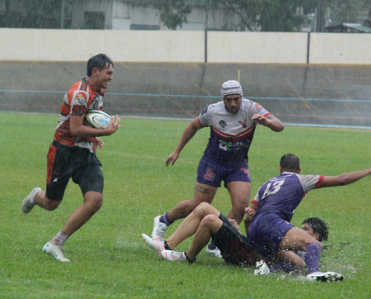 1) Punaauia est à l’attaque face à Paea Manu Ura, mais ce sont bien les violets qui s’imposeront dans la première journée du Championnat de Tahiti à 7.