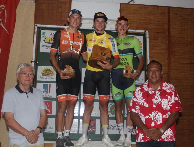 Le podium du Tour Tahiti Nui 2024 avec le maillot jaune Rayann Lacheny, entouré de Victor Bohal (à droite) et Taruia Krainer (à gauche,) en présence de Teva Bernardino et Jacky Tarenne, le commissaire international.