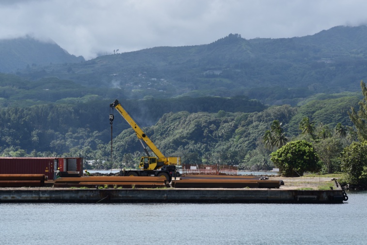 Sur le quai de Faratea, à proximité de la future zone biomarine, du matériel, des containers et une grue sont désormais visibles (Crédit : Anne-Charlotte Lehartel).