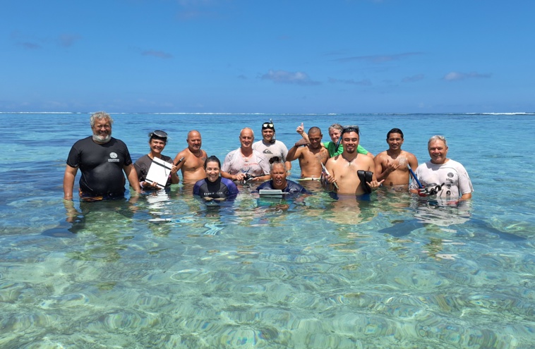 Une dizaine de volontaires engagés dans la préservation du lagon ont bénéficié de cette formation (Crédit : Anne-Charlotte Lehartel).