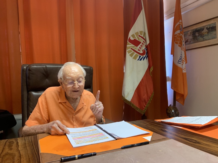 Gaston Flosse a réuni la presse en marge des élections afin d'expliquer le retrait de sa candidature au dernier moment et la suite des événements vis-à-vis d'une élection qu'il juge attaquable pénalement. Crédit photo : Thibault Segalard.