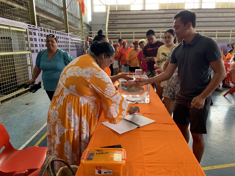 La salle Maco Nena était clairsemée. De nombreux adhérents n'ayant, au dernier moment, pas pu ou voulu venir voter. Crédit photo : Thibault Segalard.