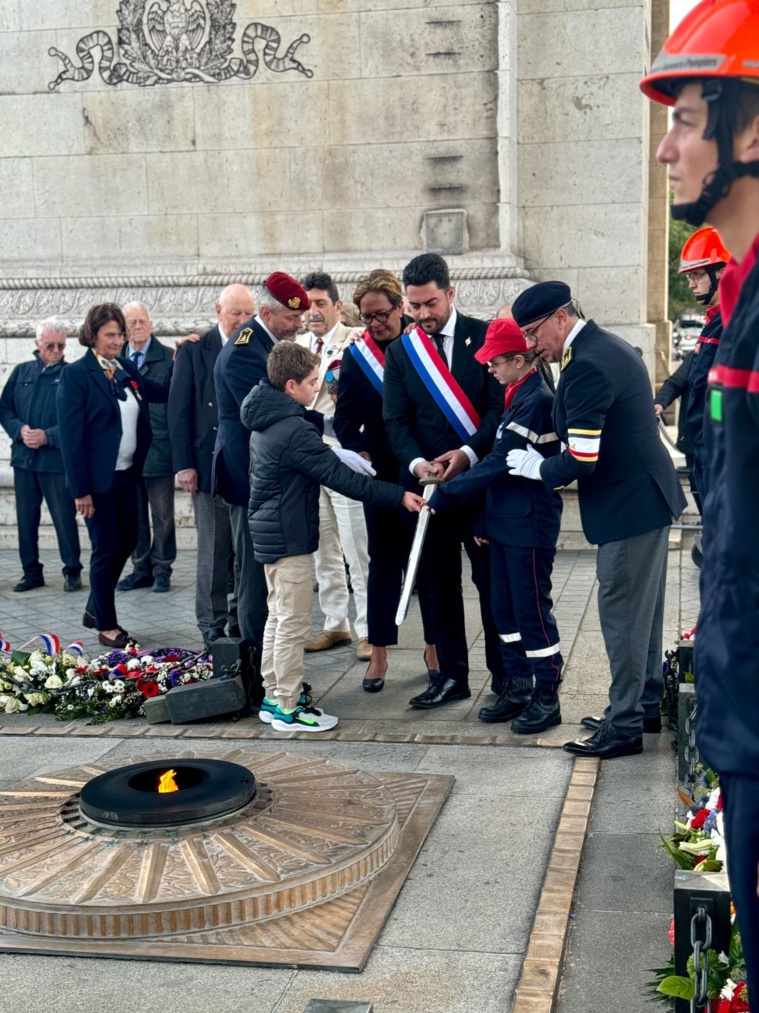 Un hommage aux Tamarii volontaires sous l'Arc de Triomphe