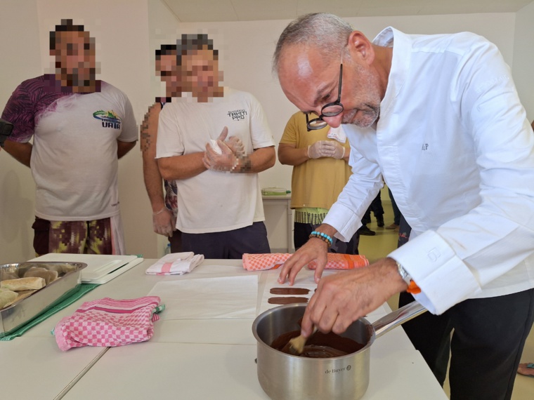 Le chef Michel Portos entouré de ses commis du jour (Crédit : Anne-Charlotte Lehartel).