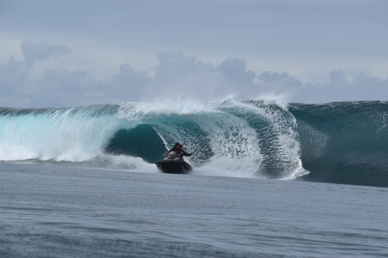 Même les jet-skis ont pris des vagues.