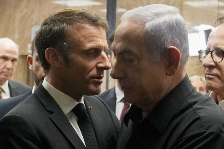 Le Premier ministre israélien Benjamin Netanyahu (à droite) serre la main du président français Emmanuel Macron (à gauche) après leur conférence de presse conjointe à Jérusalem le 24 octobre 2023. Crédit Christophe Ena / POOL / AFP