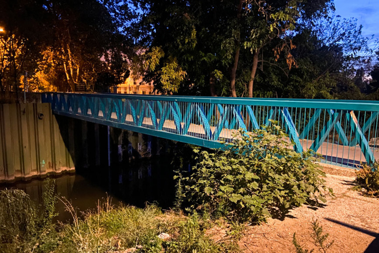 Cette photographie montre un pont où le corps d'un enfant de 12 ans a été retrouvé au bord de l'Huveaune à Marseille, dans le sud de la France, le 29 octobre 2022. Le corps d'un enfant de 12 ans a été retrouvé le 29 octobre 2022 au bord de l'Huveaune à Marseille, avec des « blessures à l'arme blanche » a annoncé le parquet à l'AFP.