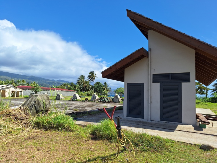 À Afaahiti, la reconstruction du plateau sportif couvert a pris du retard.