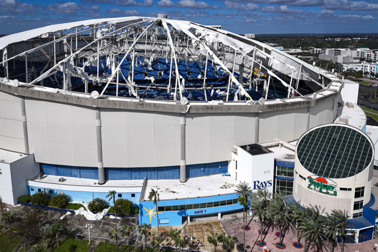 Les vents dévastateurs de l'ouragan Milton, qui a touché terre sur les côtes de Floride mercredi soir, ont déchiré le toit du stade de l'équipe professionnelle de baseball des Tampa Bay Rays, comme le montrent des images obtenues par l'AFP. Crédit Miguel J. Rodriguez Carrillo / AFP