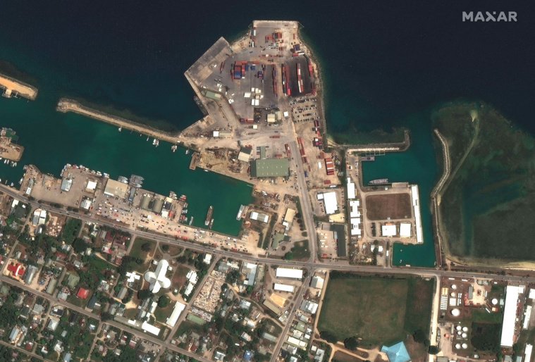 Cette image satellite prise le 29 décembre 2021 et publiée par Maxar Technologies le 18 janvier 2022 montre les principales installations portuaires de Nuku'alofa, la capitale des Tonga.  Crédit Handout / Satellite image ©2022 Maxar Technologies / AFP