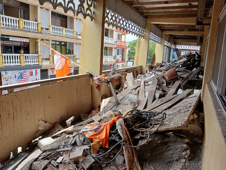 Le balcon du premier étage est jonché de gravats. “Je pense que l'immeuble Wohler est devenu une poubelle”, témoigne tristement résigné le propriétaire de l'immeuble. crédit photo SD