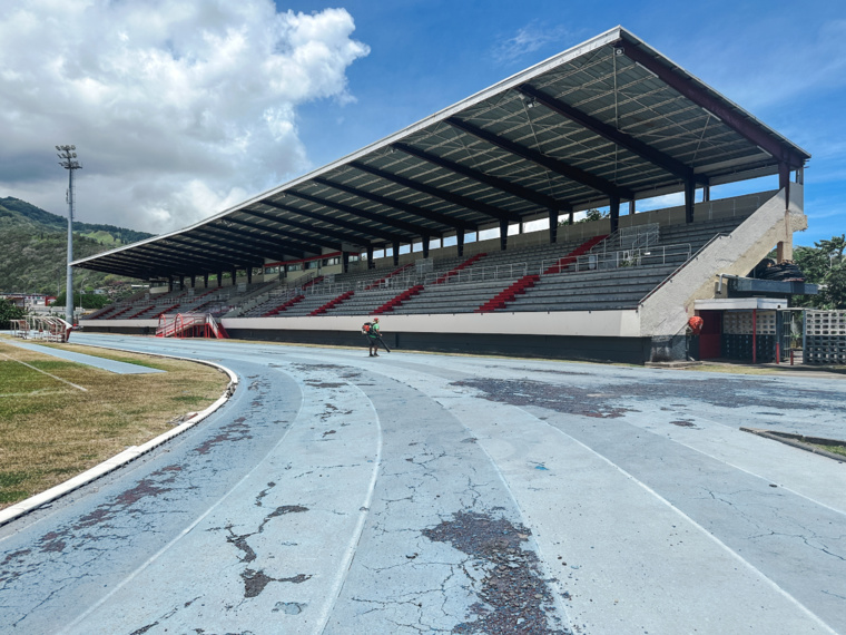 Malgré la future rénovation de la piste d'athlétisme de Pater, l'IJSPF confirme que les épreuves d'athlétisme auront lieux à Hitia'a. En cause, une piste à 6 couloirs qui ne sera toujours pas aux normes d'ici 2027.