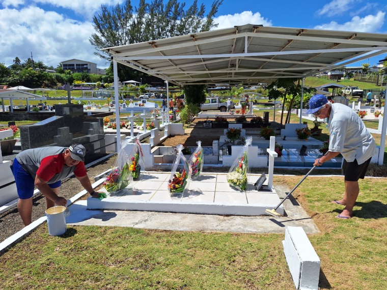 Taivini Raoulx et son père sont venus de Papeete pour embellir la tombe de leur mère et épouse.