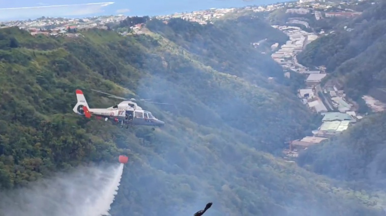 L'hélicoptère inter-administration Dauphin mobilisé aux côtés des pompiers (Crédit : Pompiers de Faa'a).