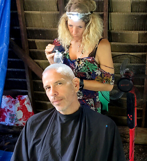 Medi Sadoun en pleine séance de maquillage et coiffure avant le tournage.