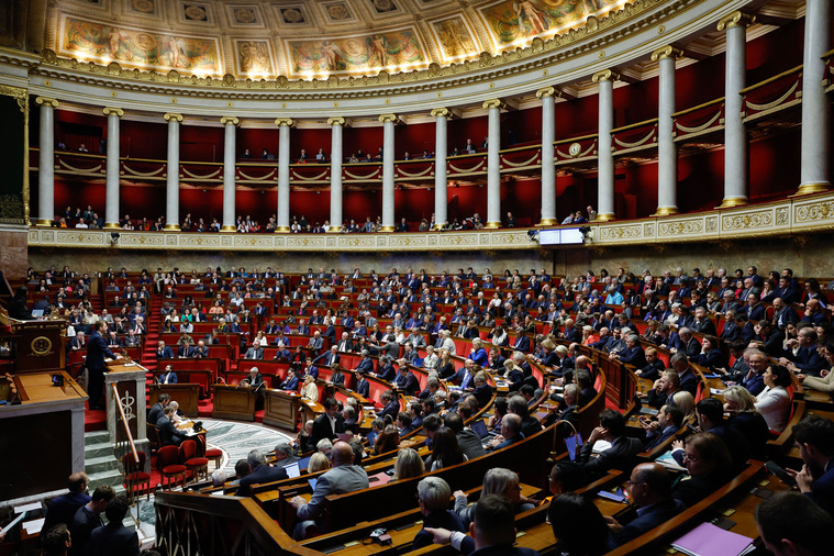 Le projet de budget 2025 a été rejetée mardi à l'Assemblée, notamment par les voix de la coalition gouvernementale et du Rassemblement national, l'exécutif pouvant désormais envoyer son texte vers un Sénat à la composition plus favorable. Crédit Ian LANGSDON / AFP