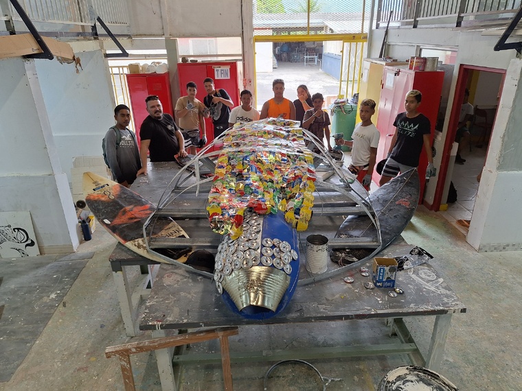 À l’atelier “finition”, une gigantesque tortue recyclée prend forme (Crédit : Anne-Charlotte Lehartel).