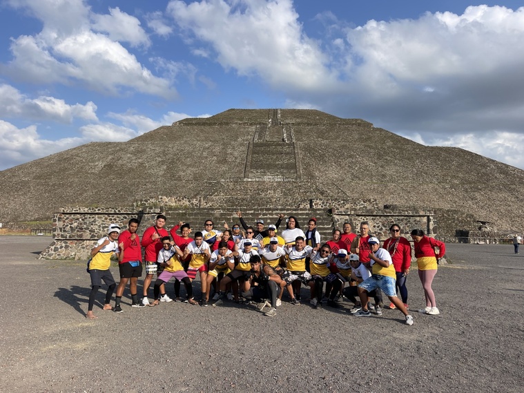 La délégation au pied des pyramides du Soleil et de la Lune de Teotihuacan (Crédit : Lycée John-Doom).