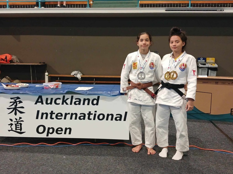 Jade et Ambre partagent la passion du judo .