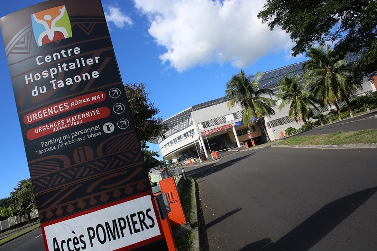 Devant le tribunal administratif de Papeete, un comptable public accuse l’administration de l’avoir évincé pour avoir dénoncé des irrégularités dans la gestion des finances du CHPF. Derrière son non-renouvellement, se cache une affaire qui soulève des questions sur la transparence budgétaire et le traitement réservé aux lanceurs d’alerte en Polynésie française. Crédit photo : Archives TI.